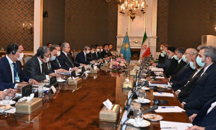 Президенты Казахстана и Ирана провели переговоры в расширенном составе