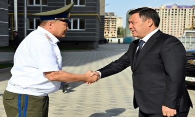 Президент Садыр Жапаров вручил ключи от новых квартир сотрудникам органов национальной безопасности