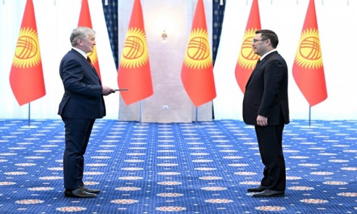 Президент Садыр Жапаров принял верительные грамоты от послов ряда стран