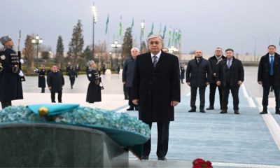 Касым-Жомарт Токаев возложил цветы к монументу Независимости Узбекистана