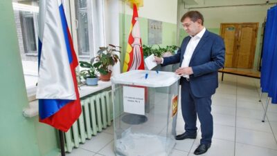 Seçimlere sorumlu bir şekilde yaklaşmak önemlidir: Birleşik Rusya’nın bölge şubelerinin sekreterleri herkesi vatandaşlık görevlerini yerine getirmeye çağırdı