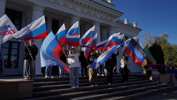 Молодогвардейцы Татарстана отметили День воссоединения новых регионов с Россией масштабным флешмобом